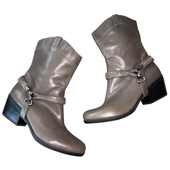 B Makowsky Boots Harness Leather Hudson Heels - Picture 1 of 10